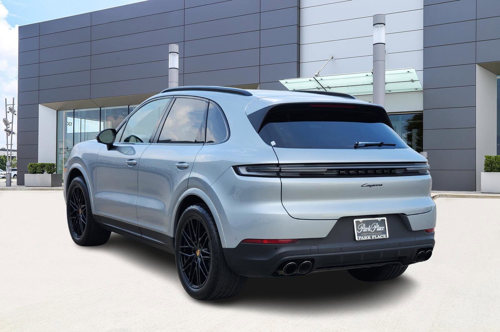 2024 Porsche Cayenne photo 3