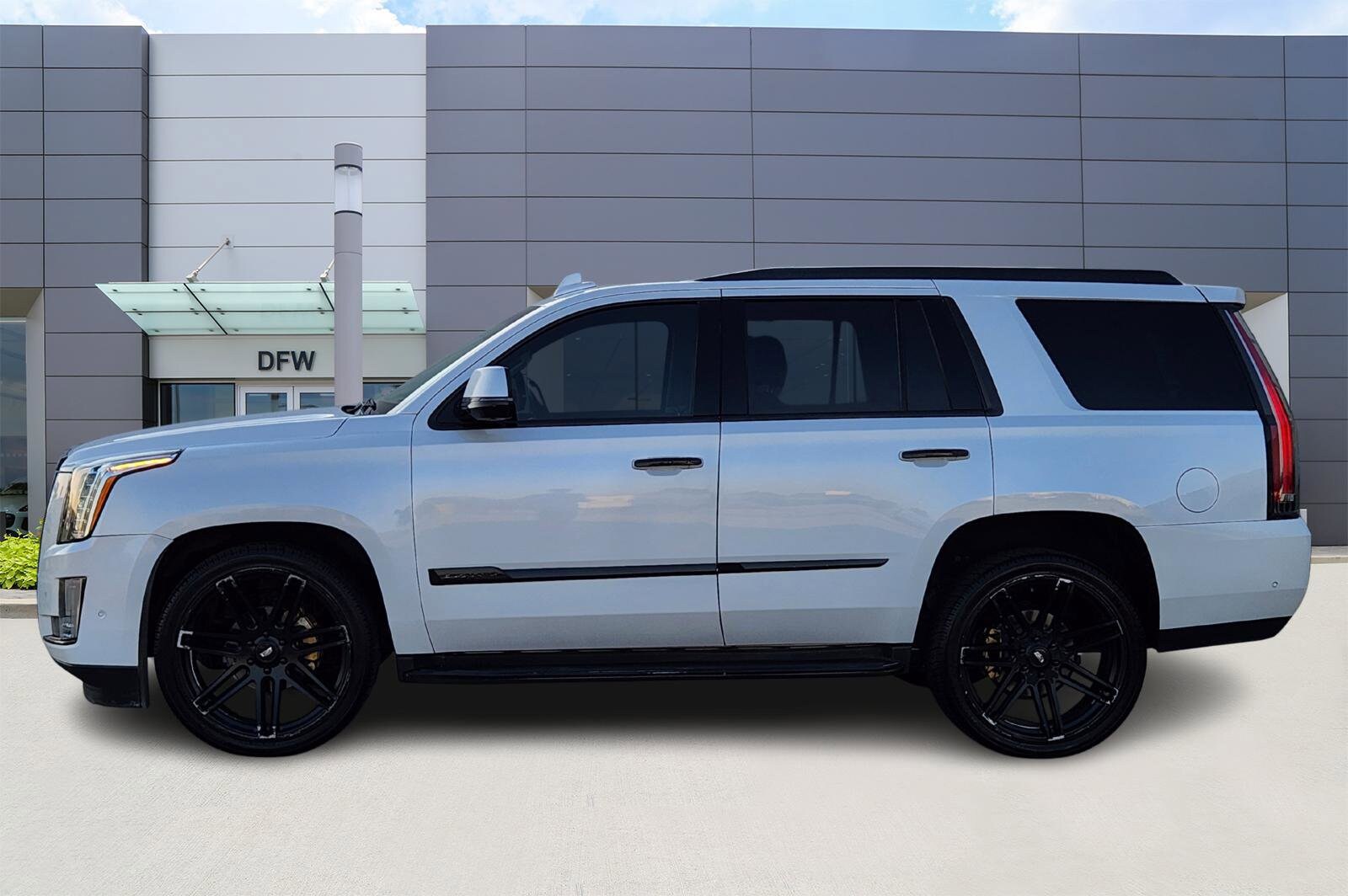 2018 Cadillac Escalade Luxury photo 3