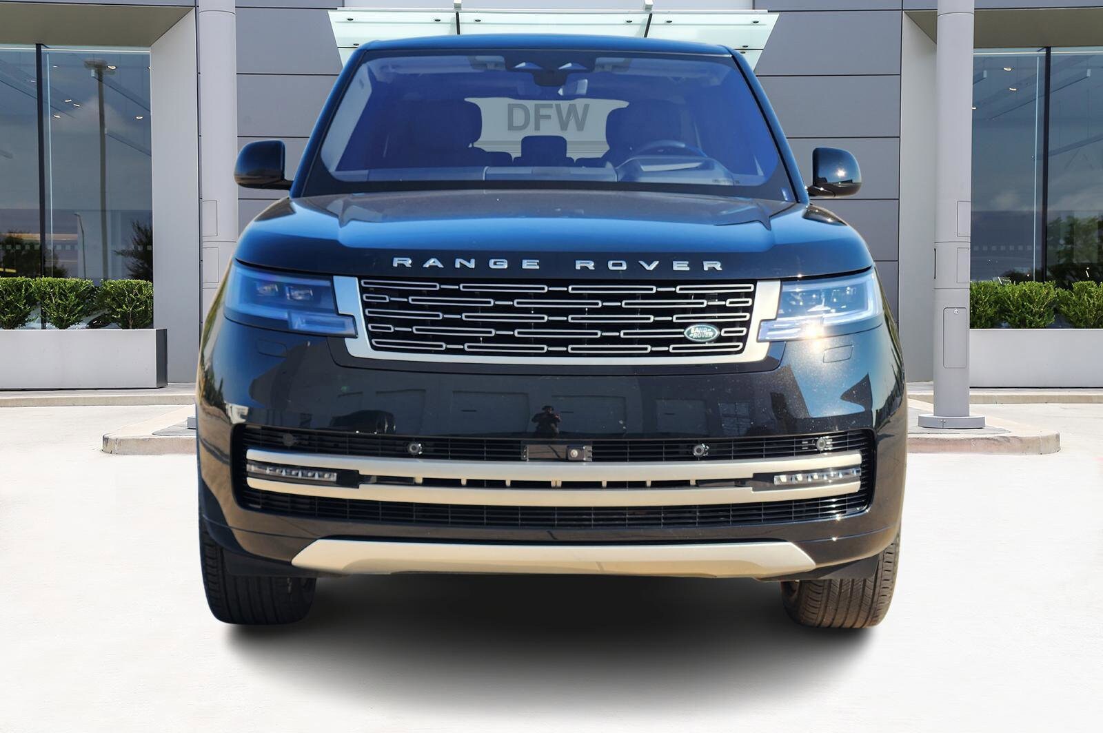 2023 Land Rover Range Rover SE photo 2