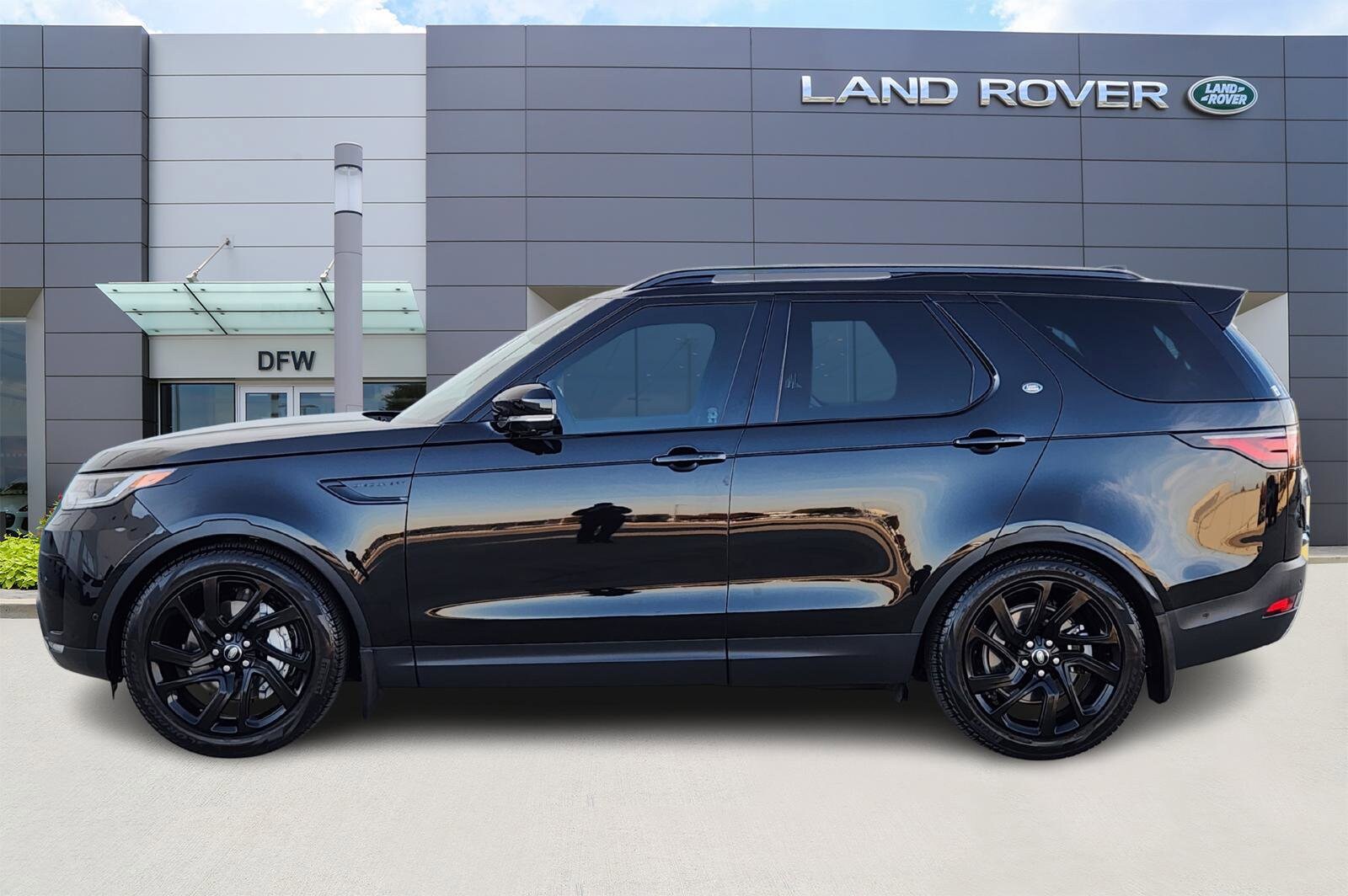 2025 Land Rover Discovery S photo 3