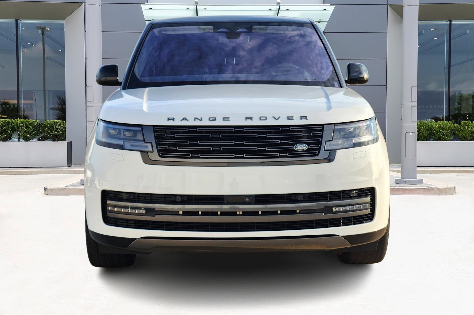 2023 Land Rover Range Rover SE photo 2