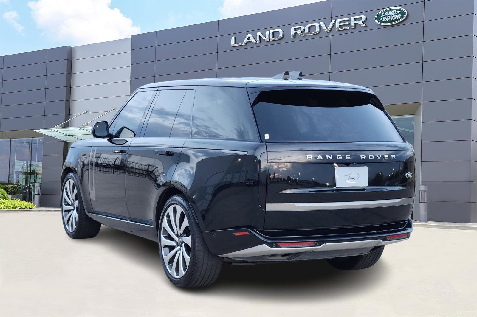 2023 Land Rover Range Rover SE photo 4