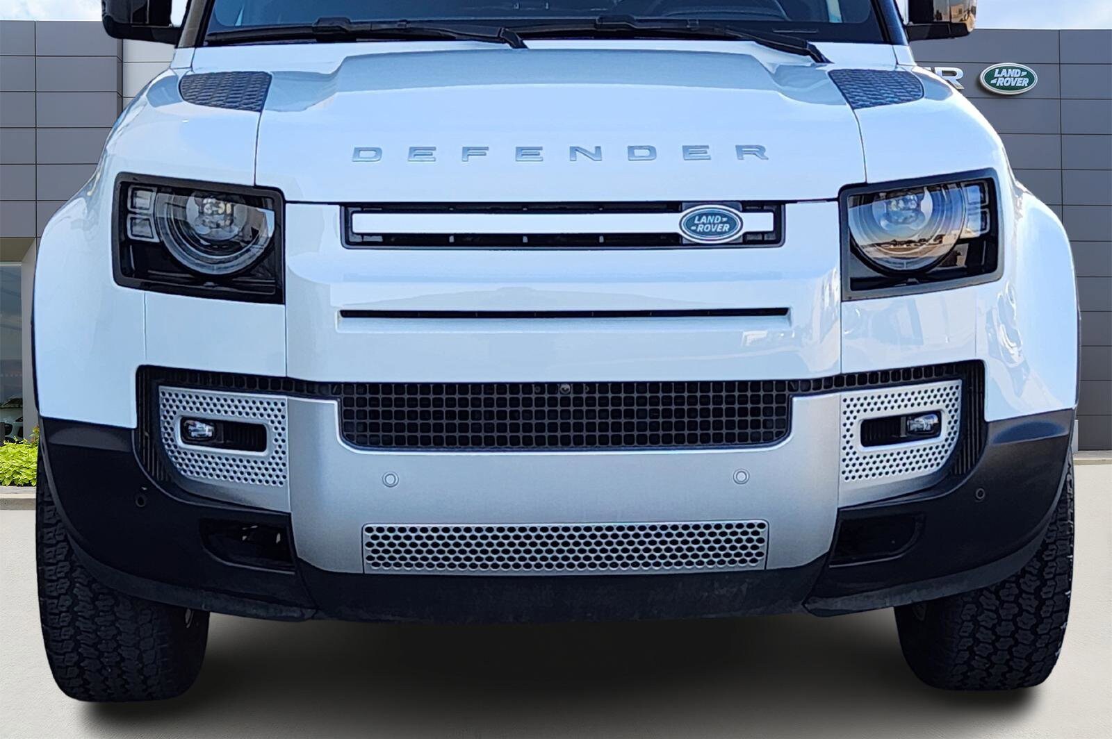 2025 Land Rover Defender 110 S photo 3