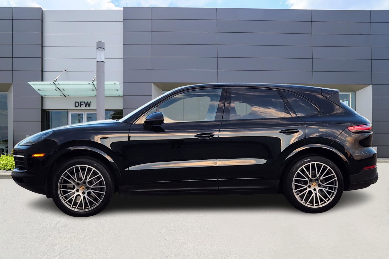 2023 Porsche Cayenne Platinum Edition photo 2