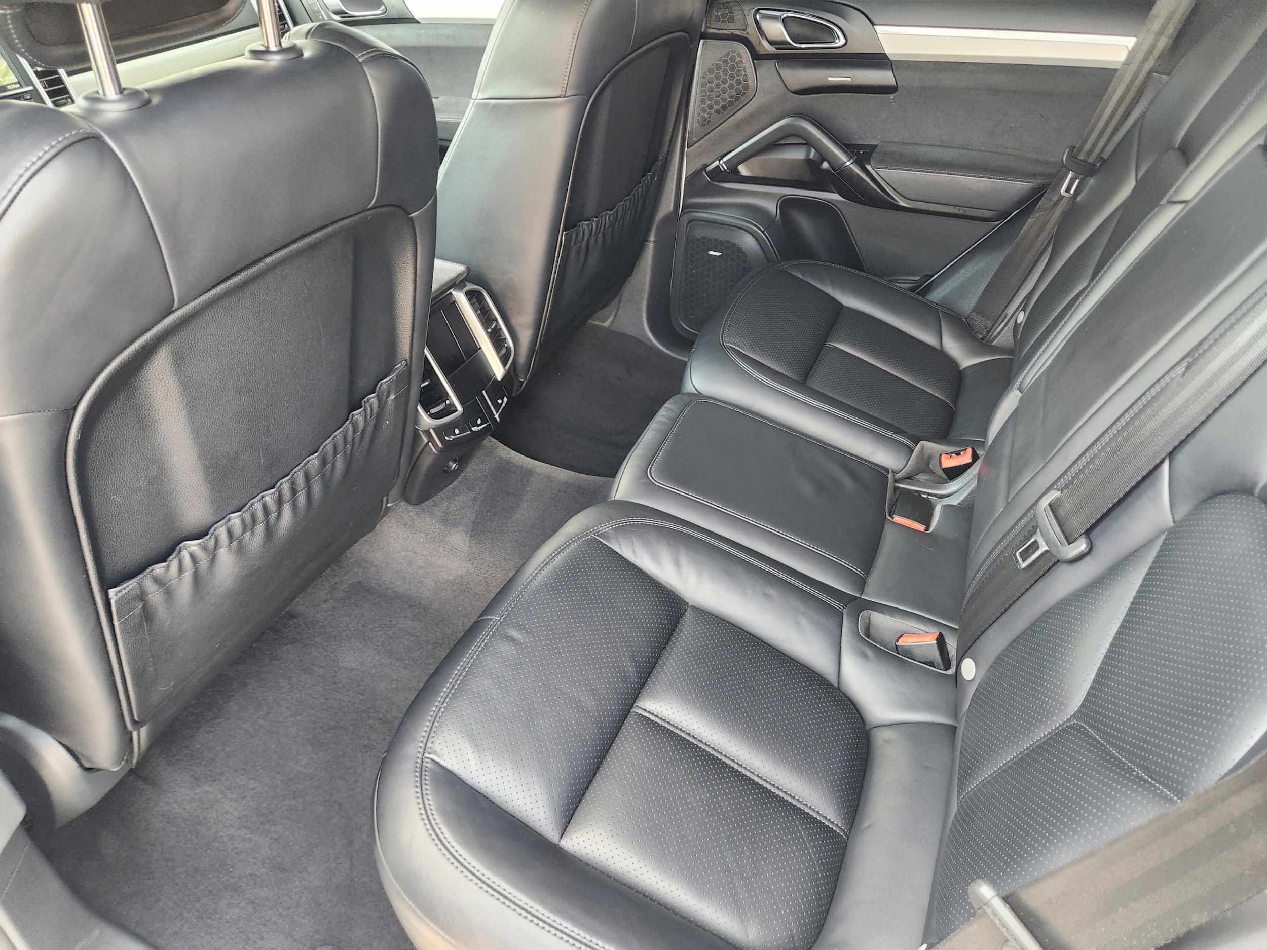 2016 Porsche Cayenne GTS thumbnail 26