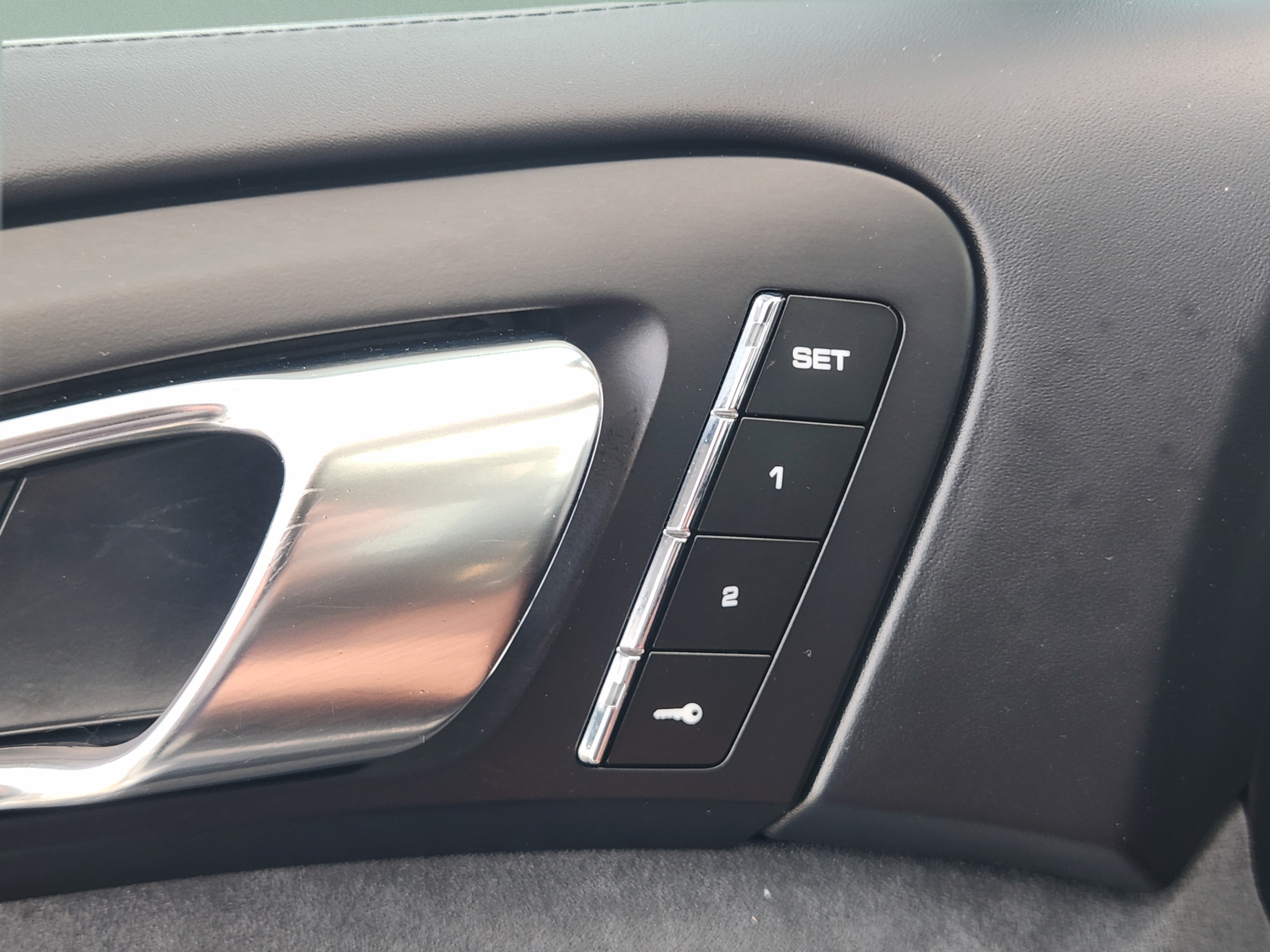 2016 Porsche Cayenne GTS thumbnail 19