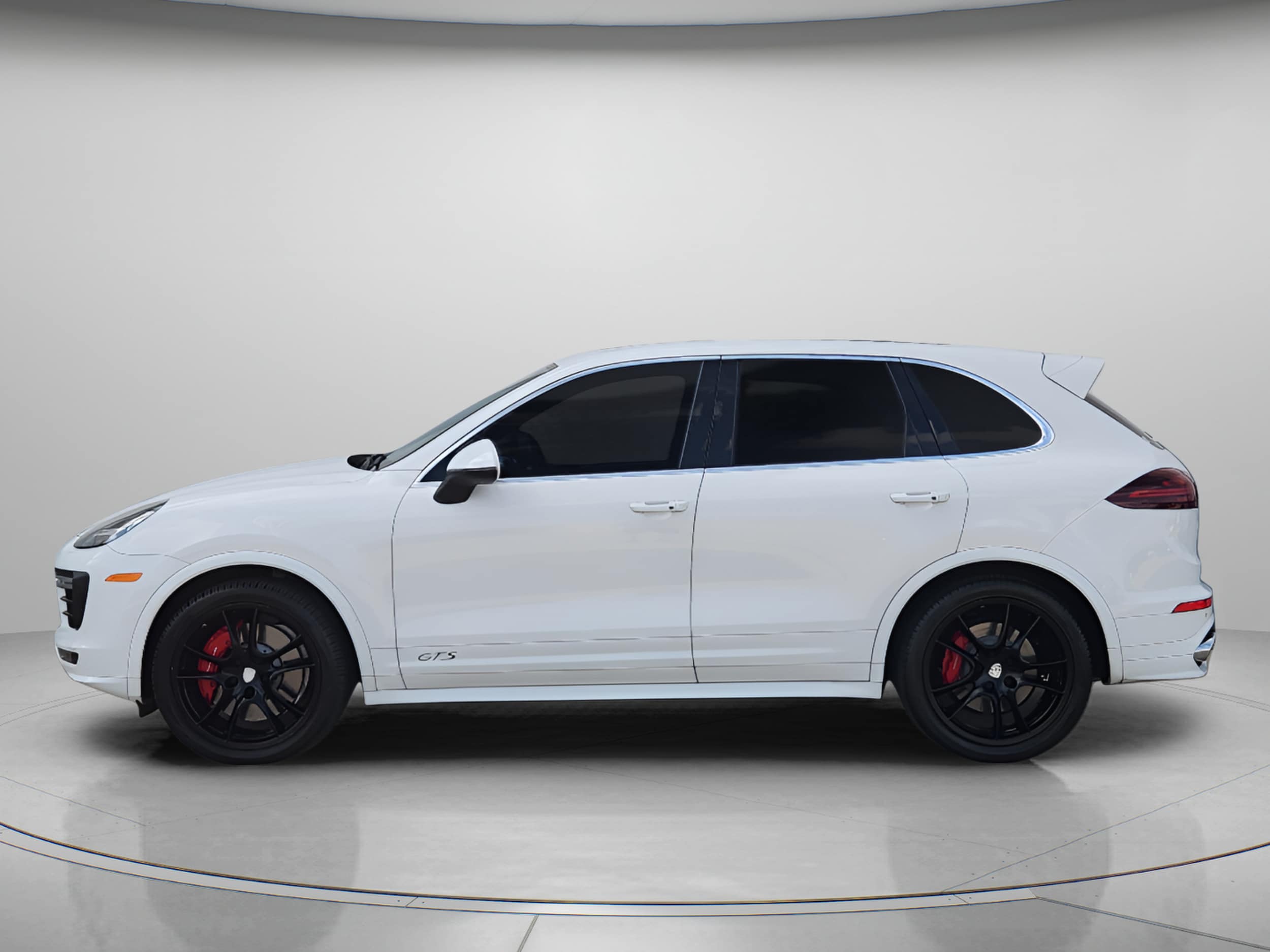 2016 Porsche Cayenne GTS thumbnail 2