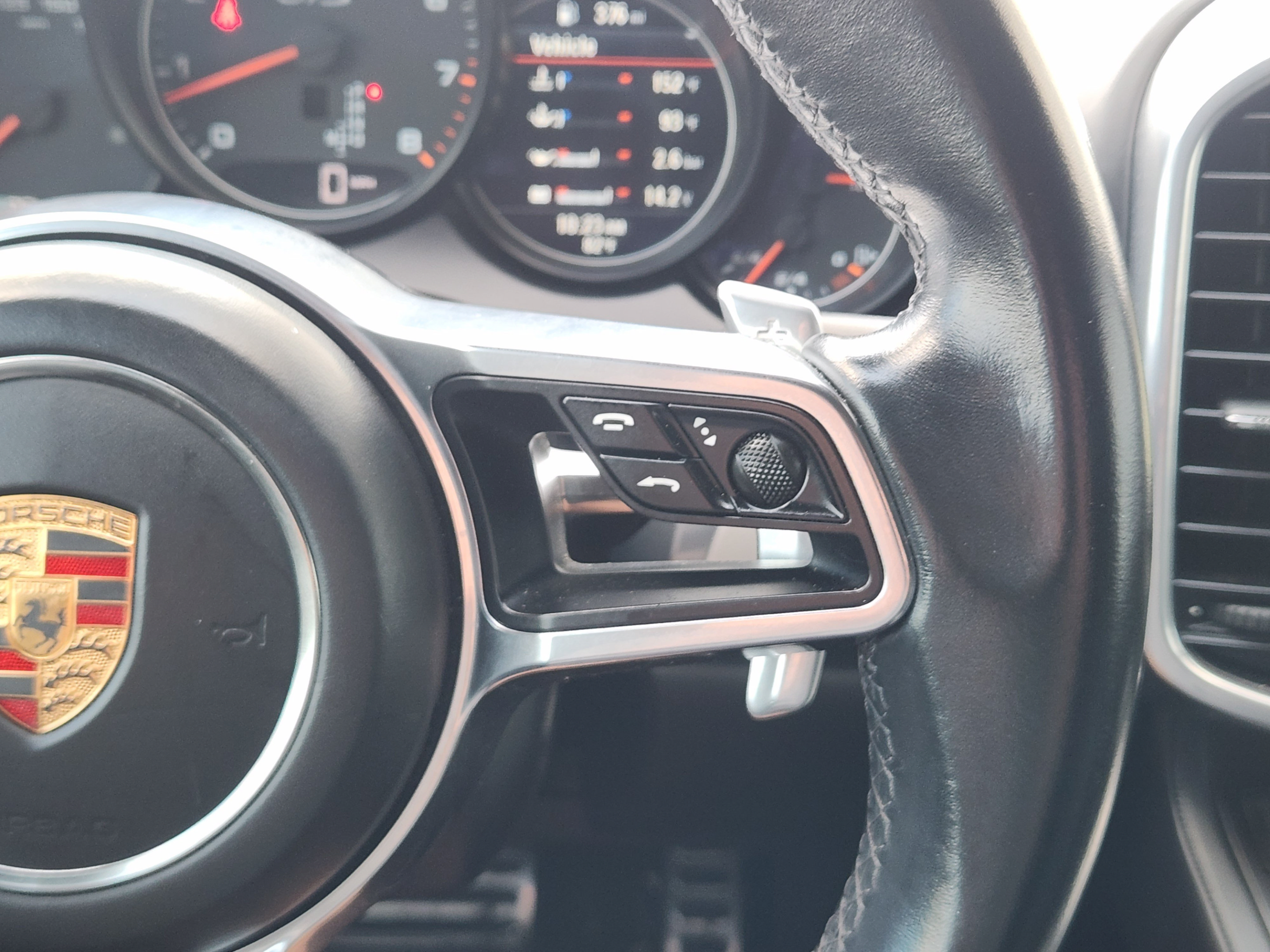 2016 Porsche Cayenne GTS thumbnail 25