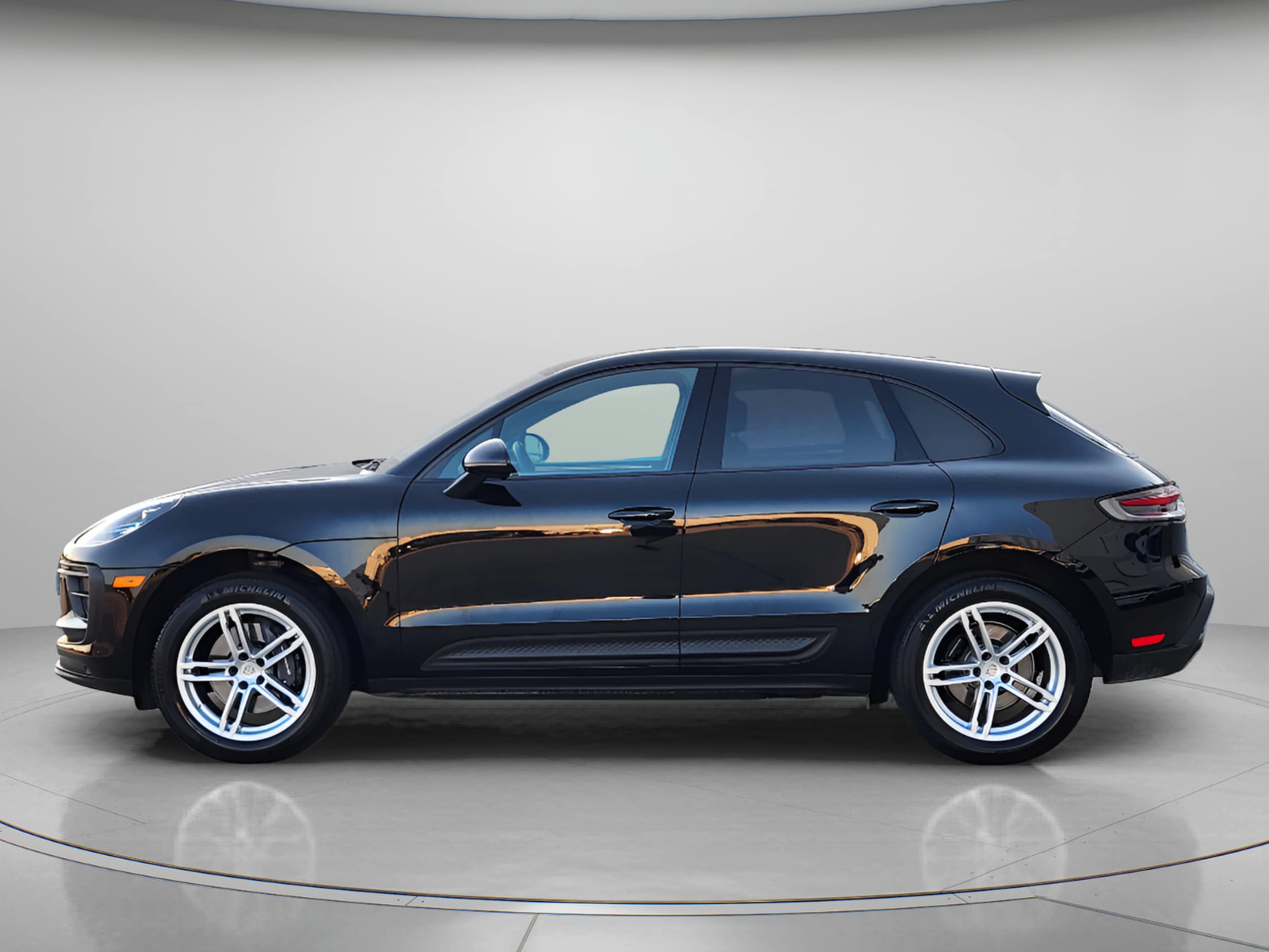 2024 Porsche Macan thumbnail 2