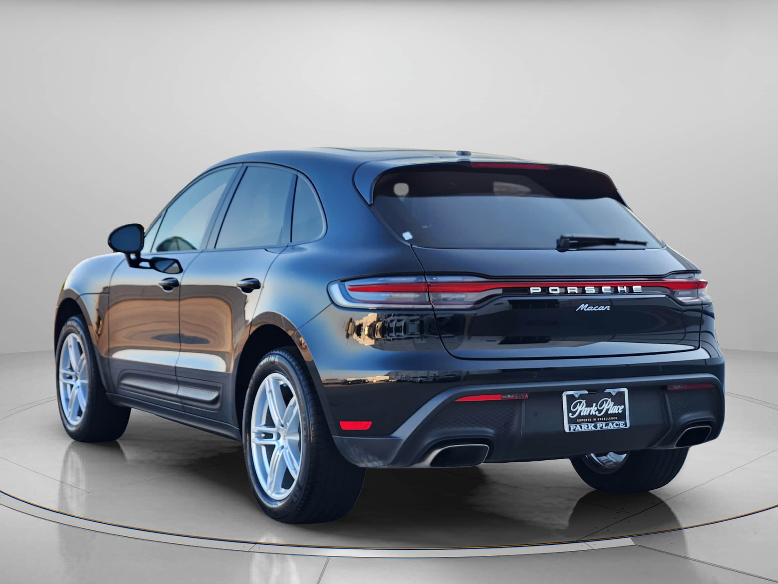 2024 Porsche Macan thumbnail 3