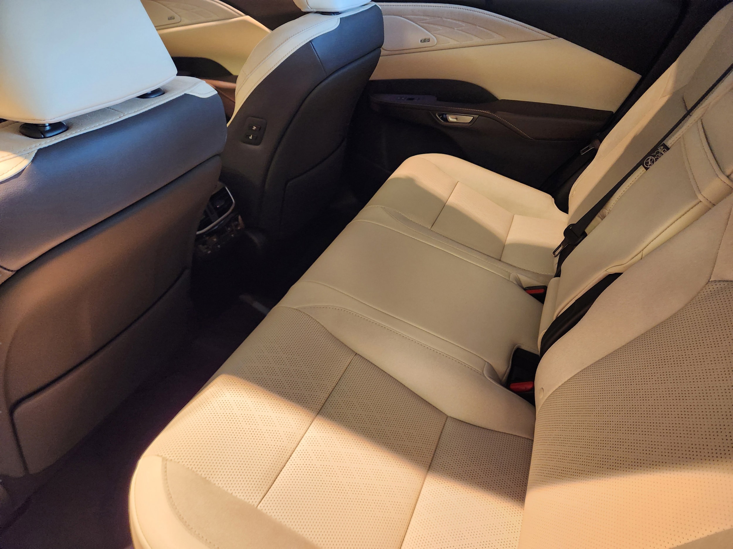 2026 Lexus RX 450h+ Luxury - Photo 17