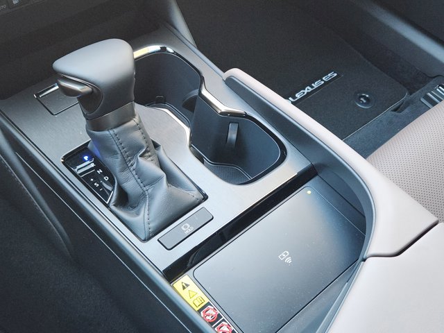 2025 Lexus ES 350 - Photo 15