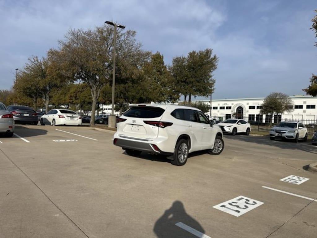 Used 2025 Toyota Highlander Hybrid Platinum SUV