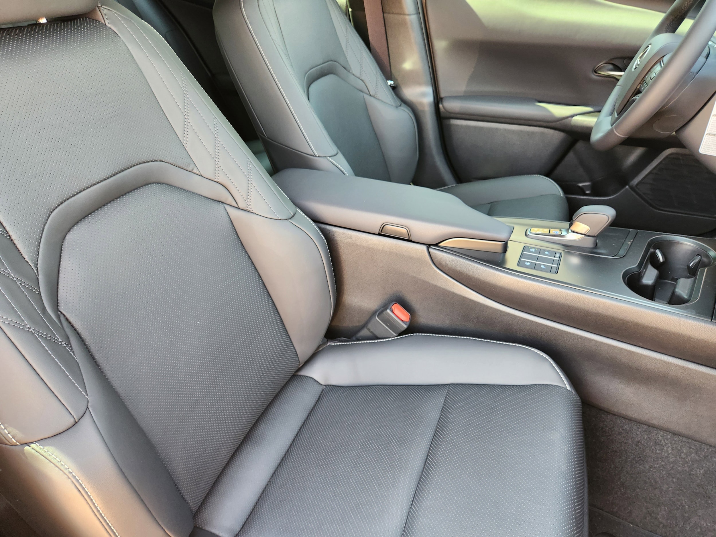 2026 Lexus UX Hybrid 300h F Sport Design - Photo 8