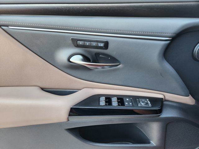 2025 Lexus ES 350 - Photo 17