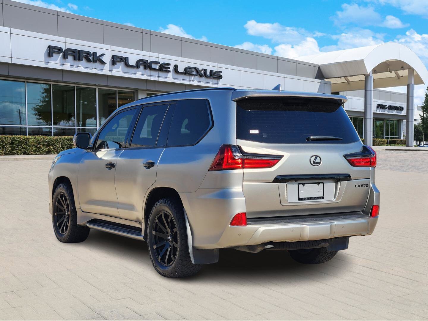 2020 Lexus LX 570 Luxury photo 4