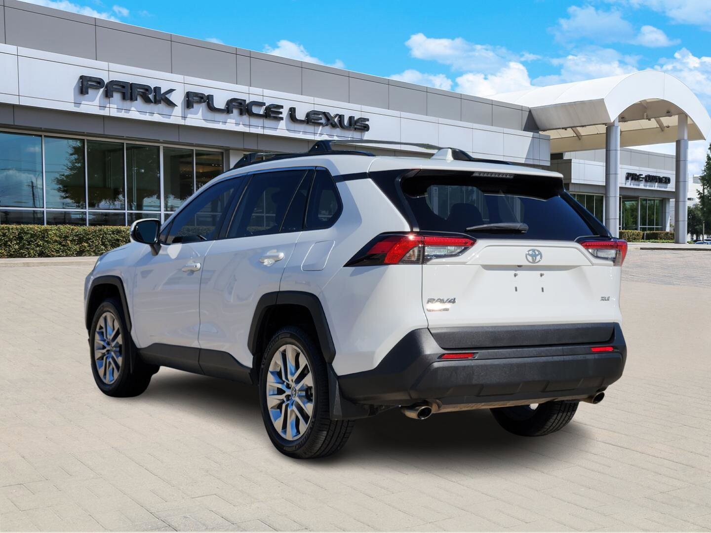 2020 Toyota RAV4 XLE Premium photo 3