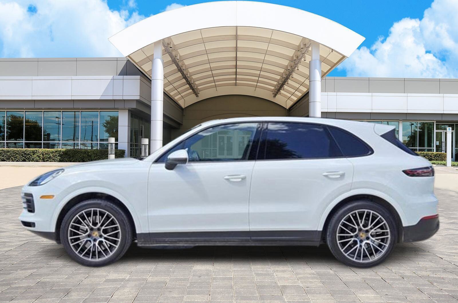 2022 Porsche Cayenne Base photo 2