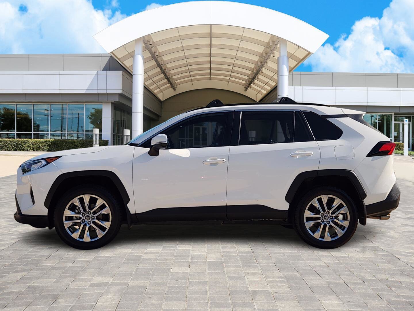 2020 Toyota RAV4 XLE Premium photo 2
