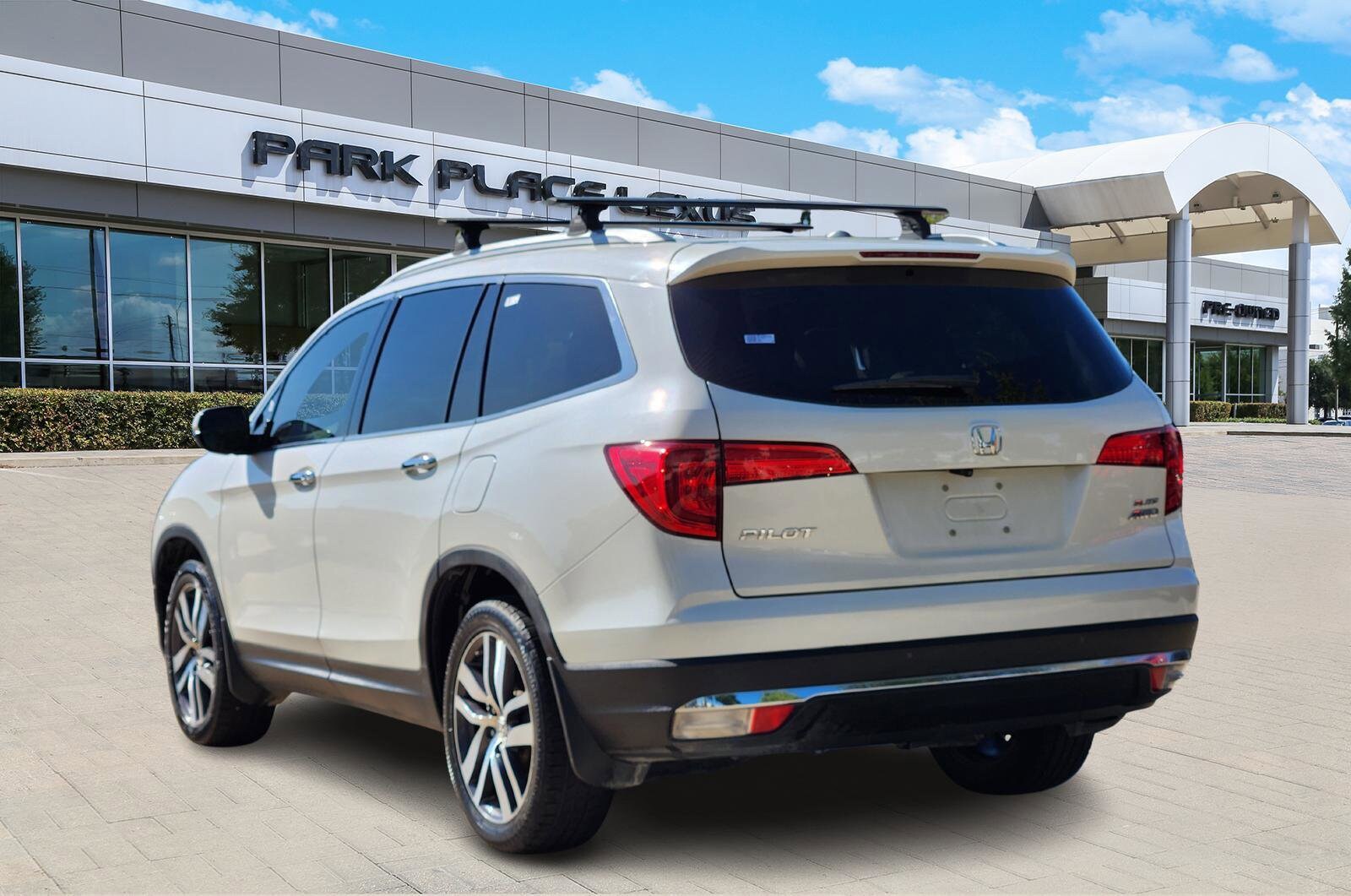 2017 Honda Pilot Elite photo 4