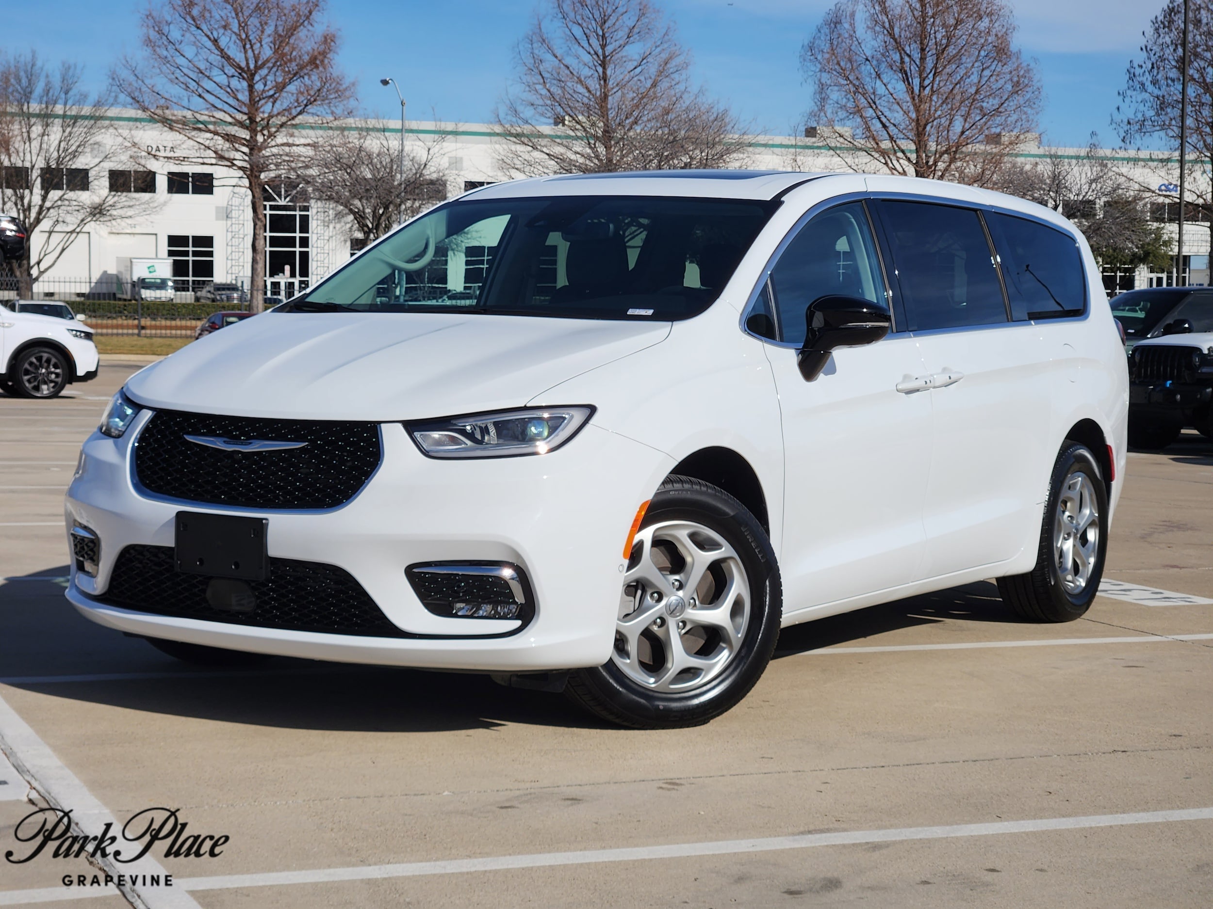 2024 Chrysler Pacifica Limited's photo