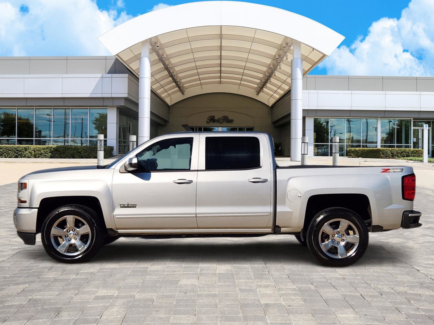 2018 Chevrolet Silverado 1500 LT photo 3