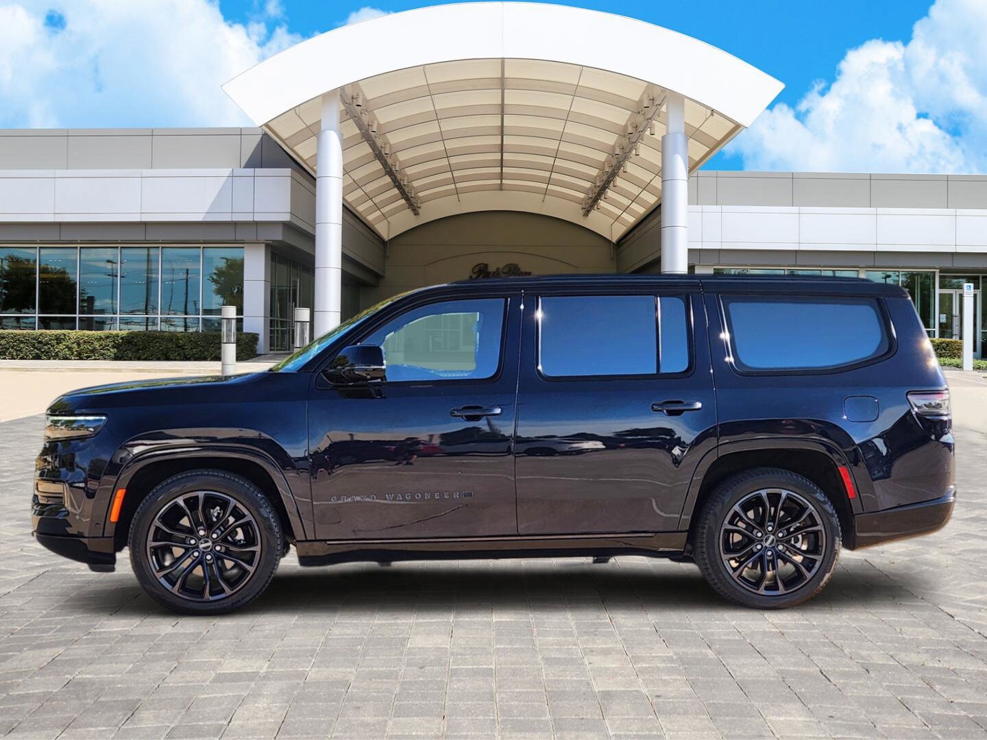 2023 Jeep Grand Wagoneer II photo 3
