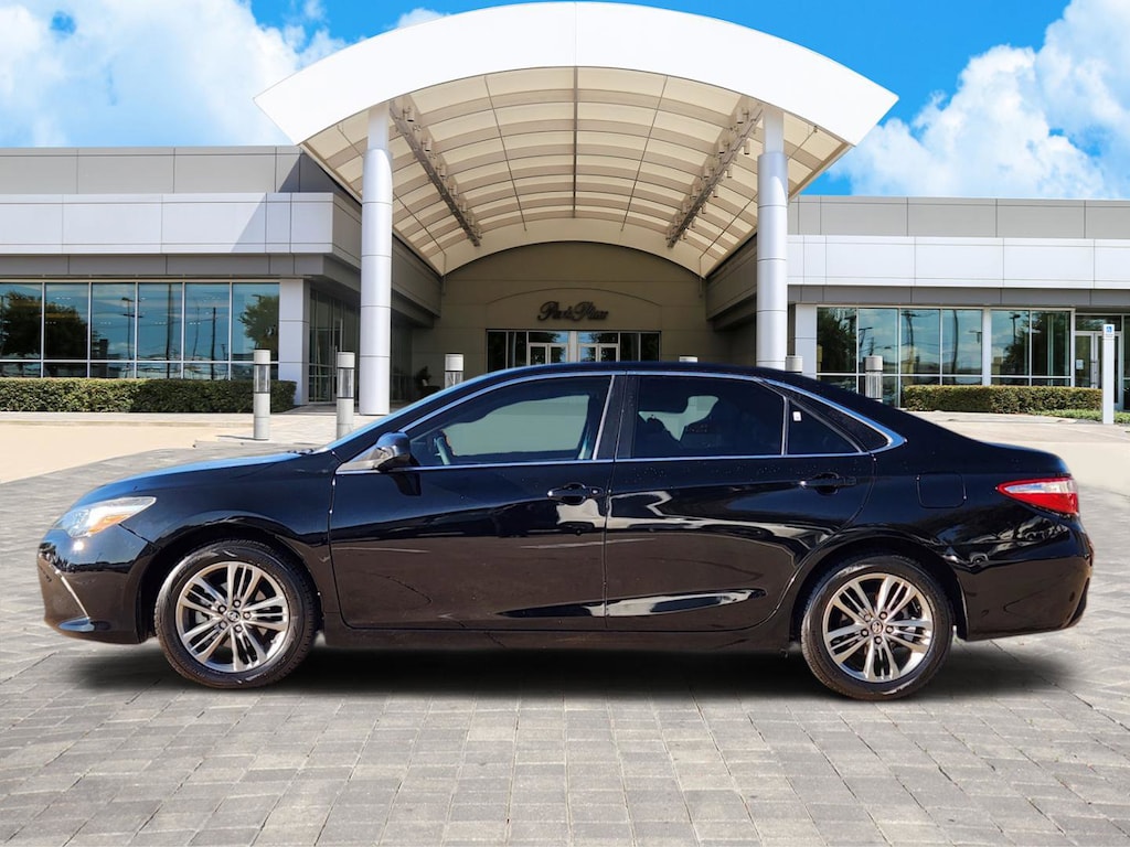 Used 2017 Toyota Camry SE Sedan