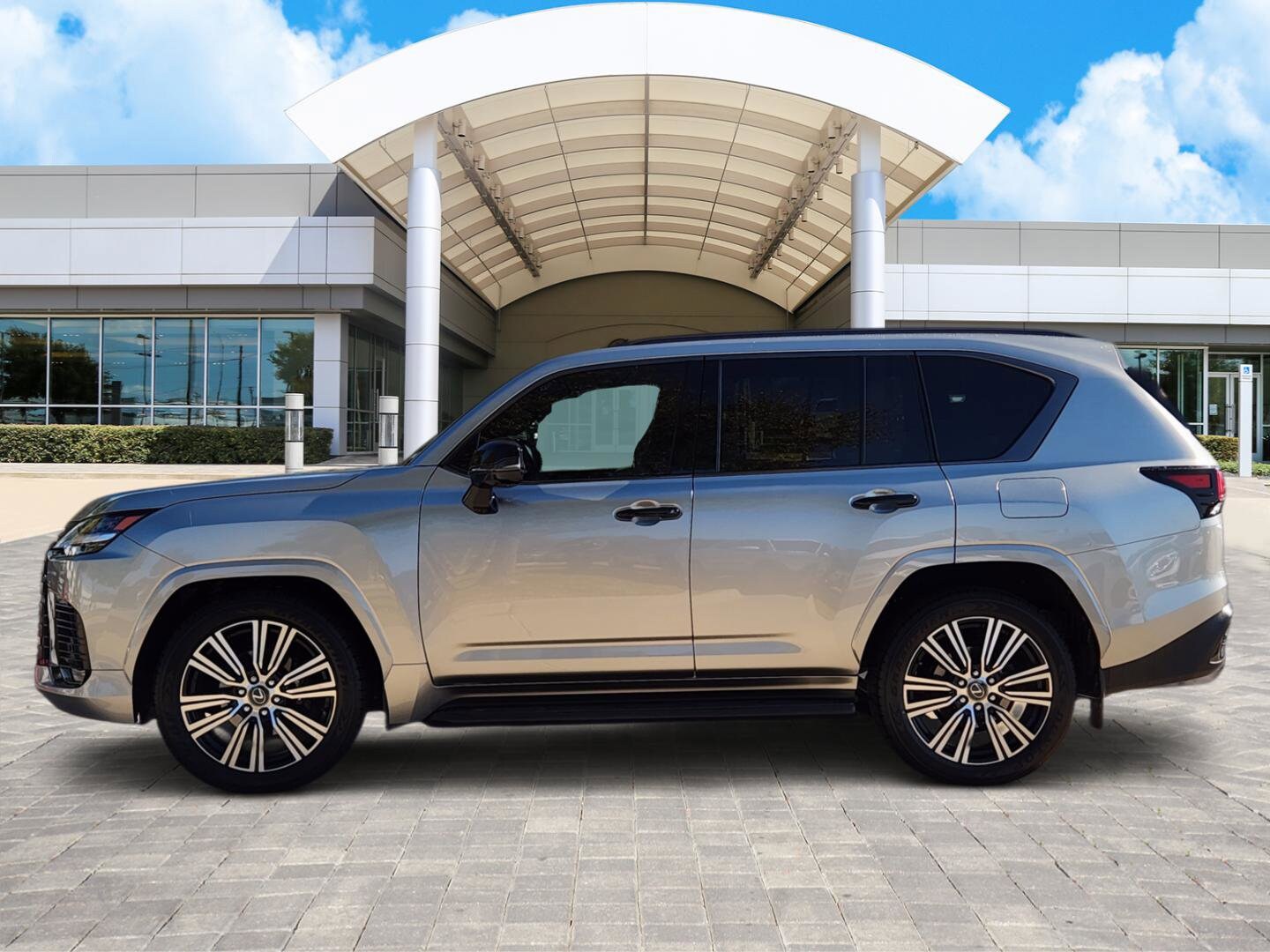 2024 Lexus LX 600 Luxury photo 3