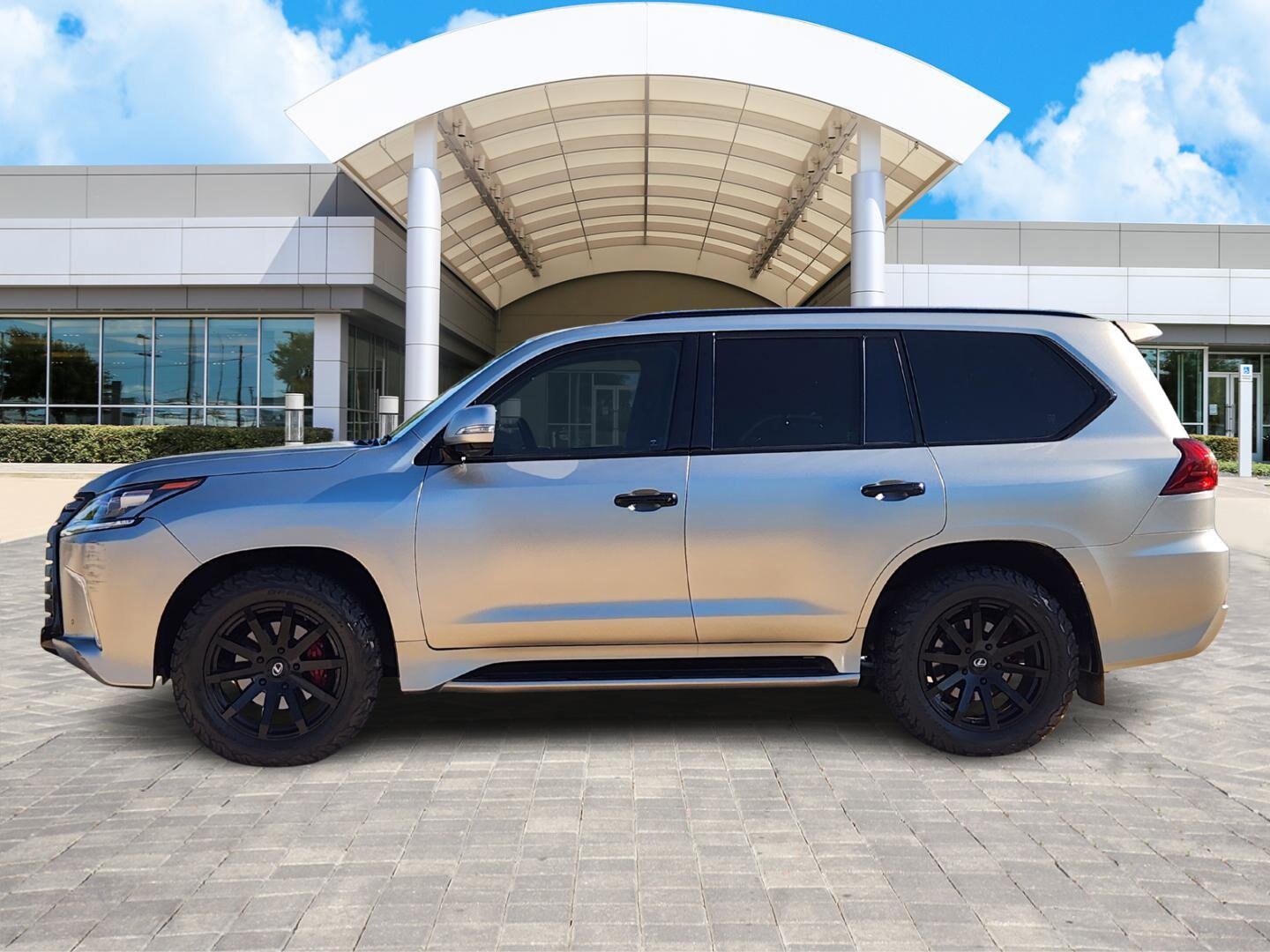 2020 Lexus LX 570 Luxury photo 3