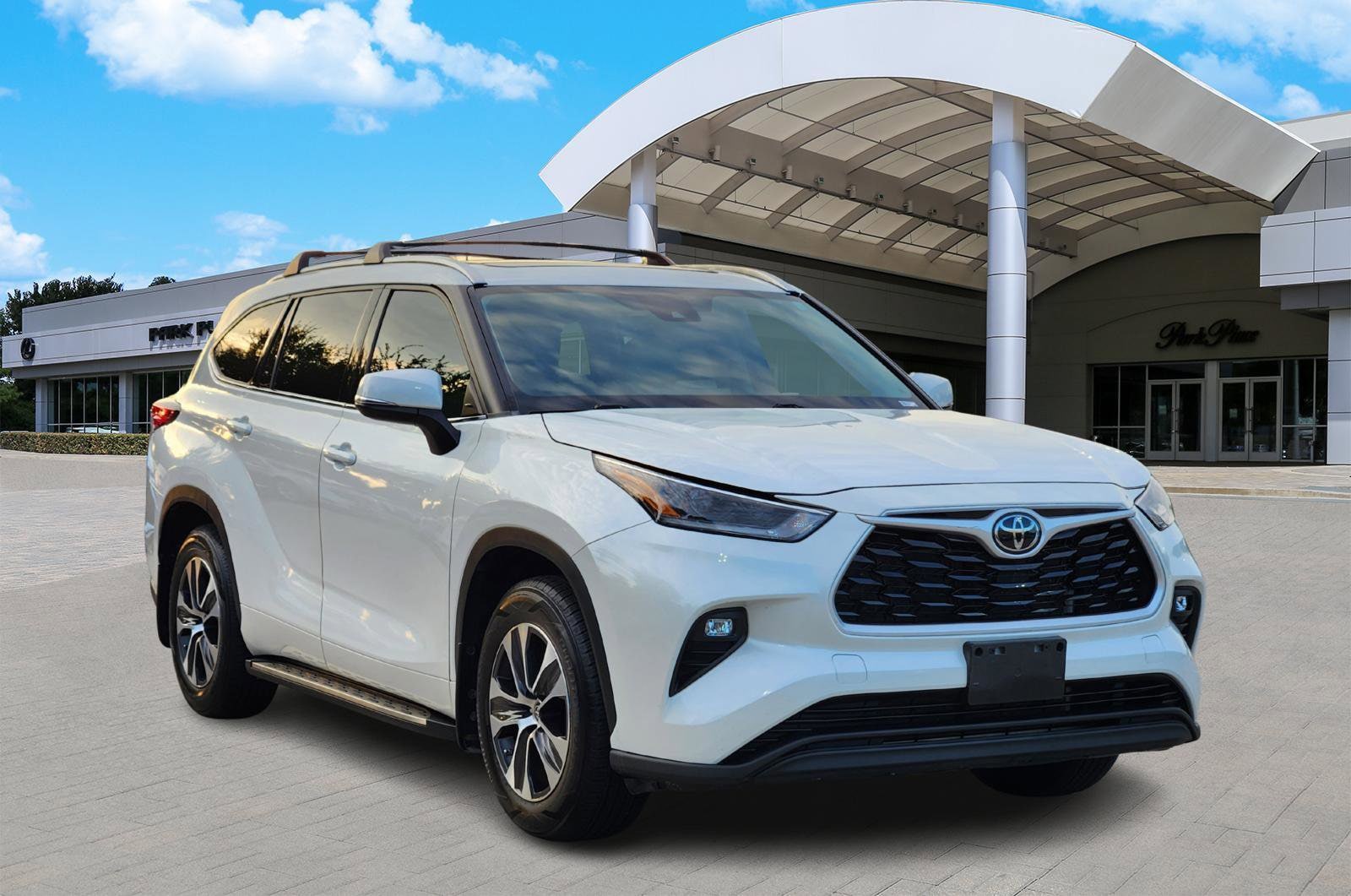 Used 2021 Toyota Highlander XLE with VIN 5TDGZRAH2MS078585 for sale in Grapevine, TX