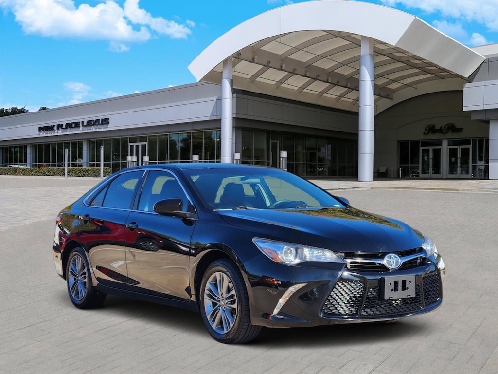 Used 2017 Toyota Camry SE Sedan