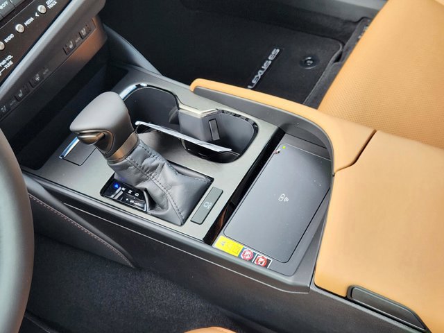 2025 Lexus ES 350 - Photo 14