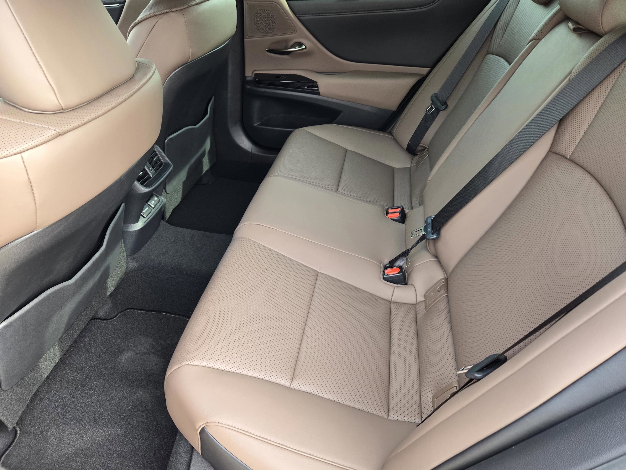 2025 Lexus ES 350 - Photo 20