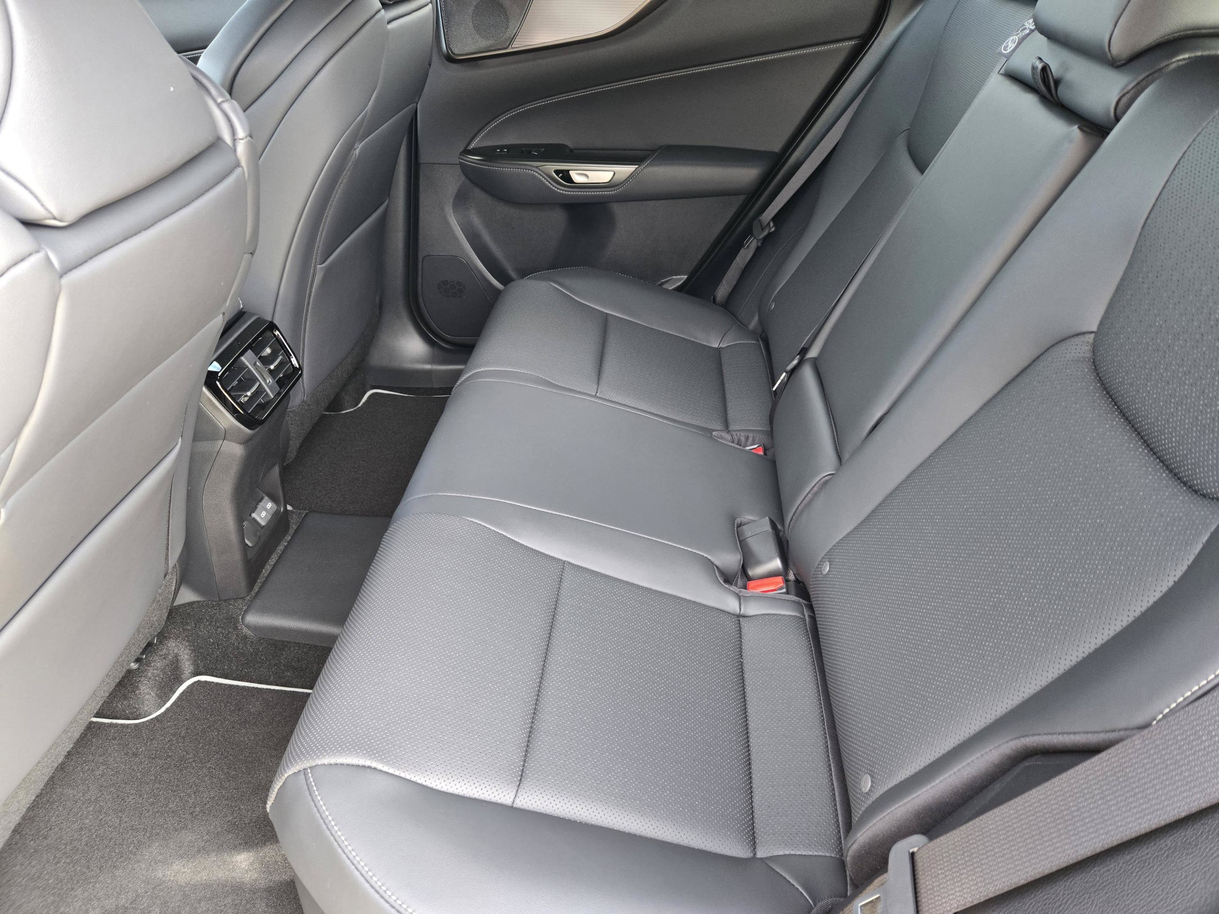 2026 Lexus NX 450h+ F-Sport - Photo 17
