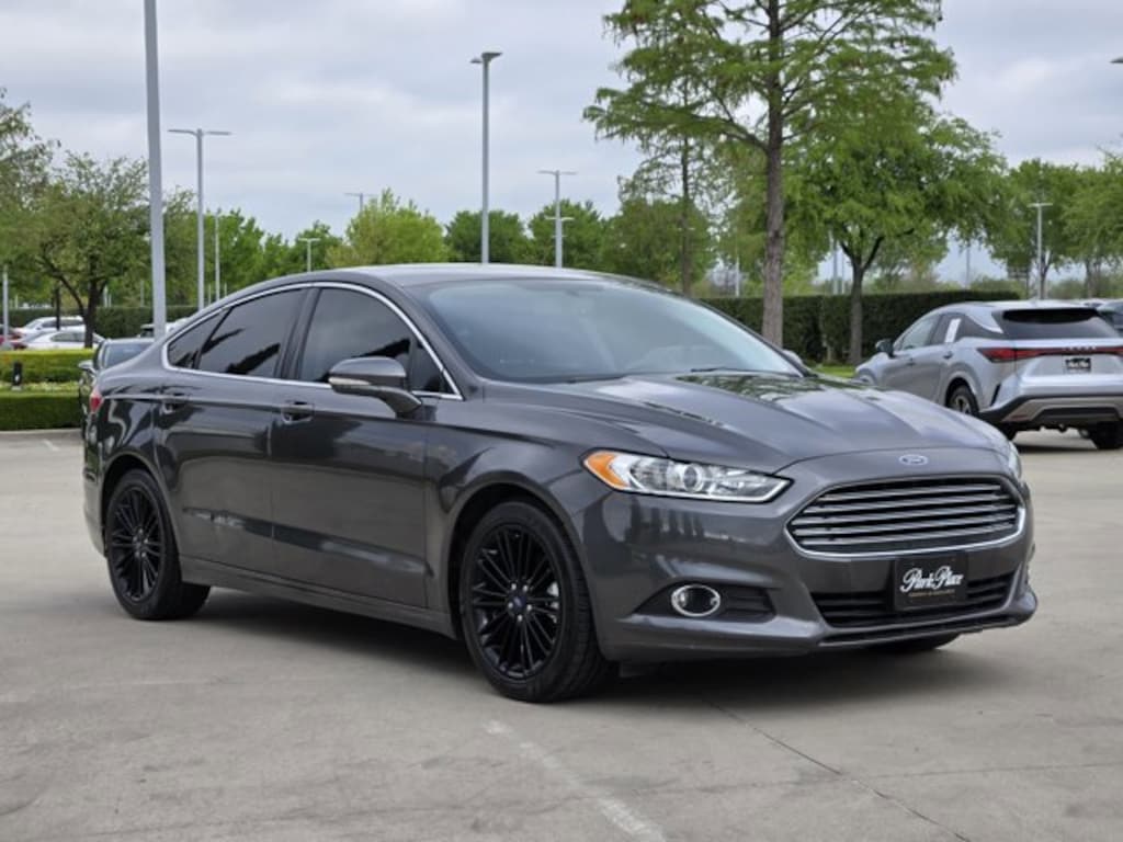 Used 2016 Ford Fusion SE Sedan