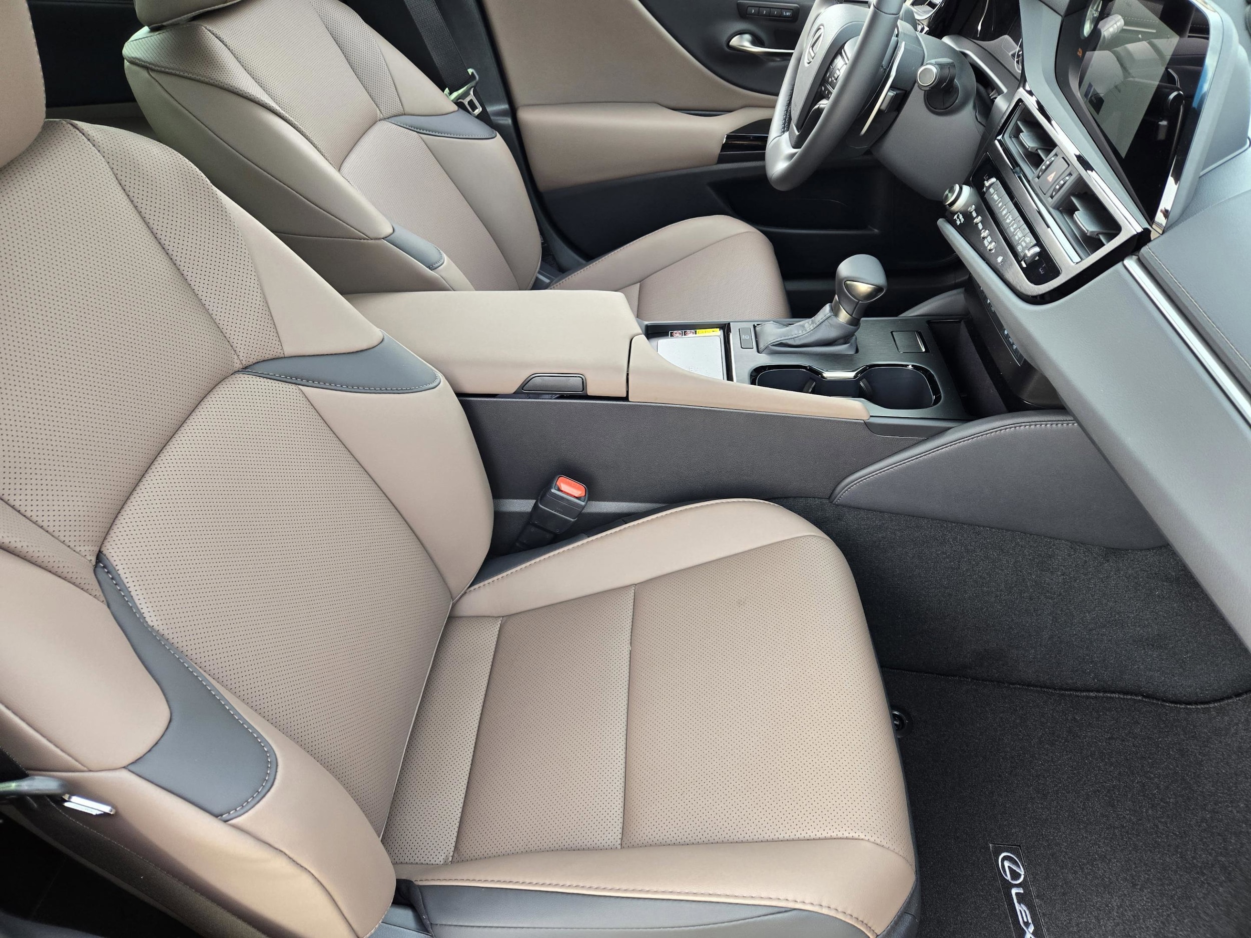 2025 Lexus ES 350 - Photo 10