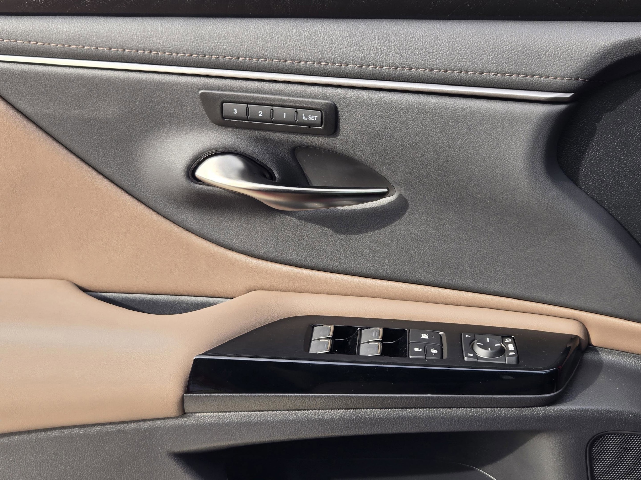 2025 Lexus ES 350 - Photo 16
