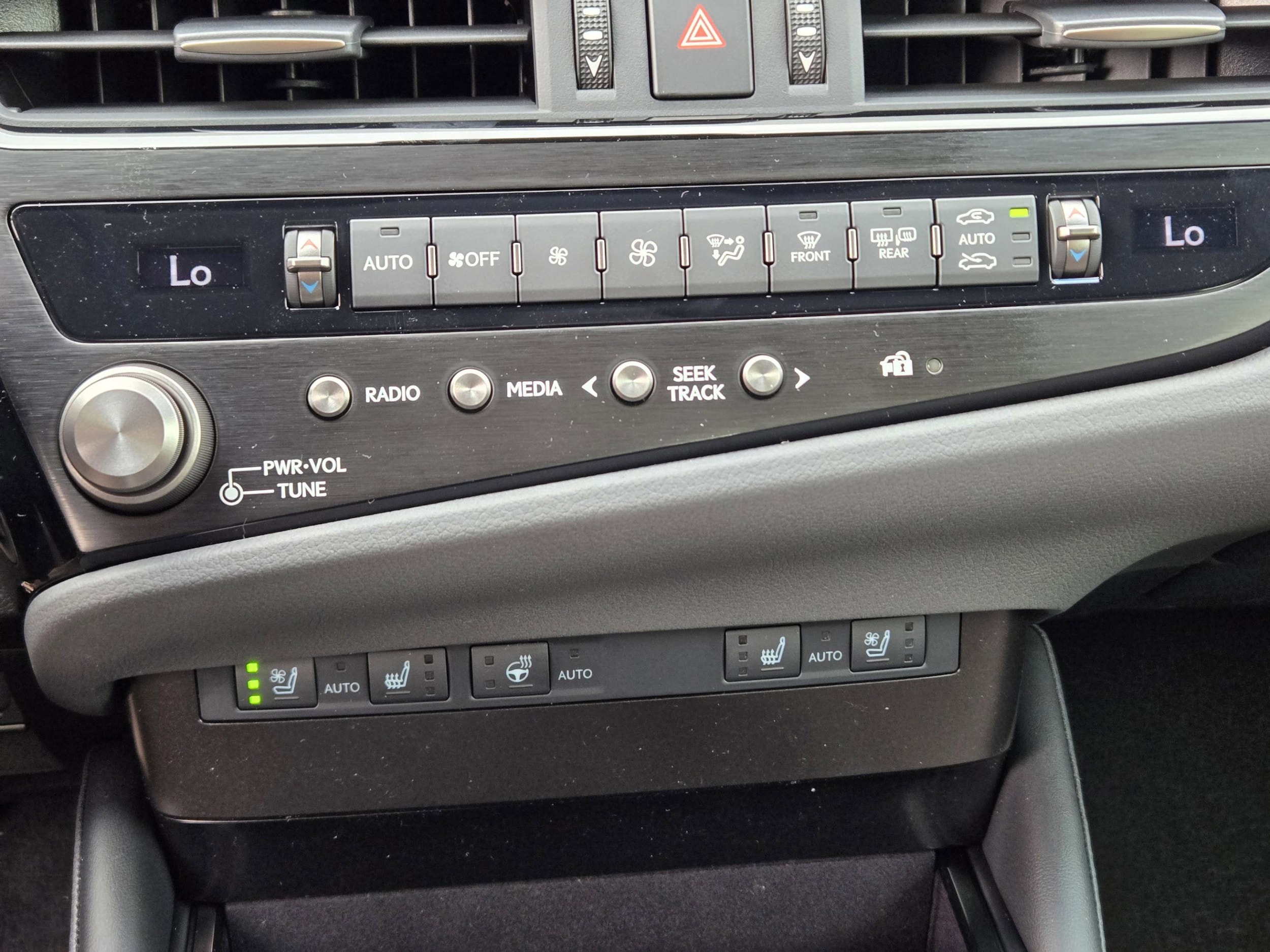 2025 Lexus ES 350 - Photo 14