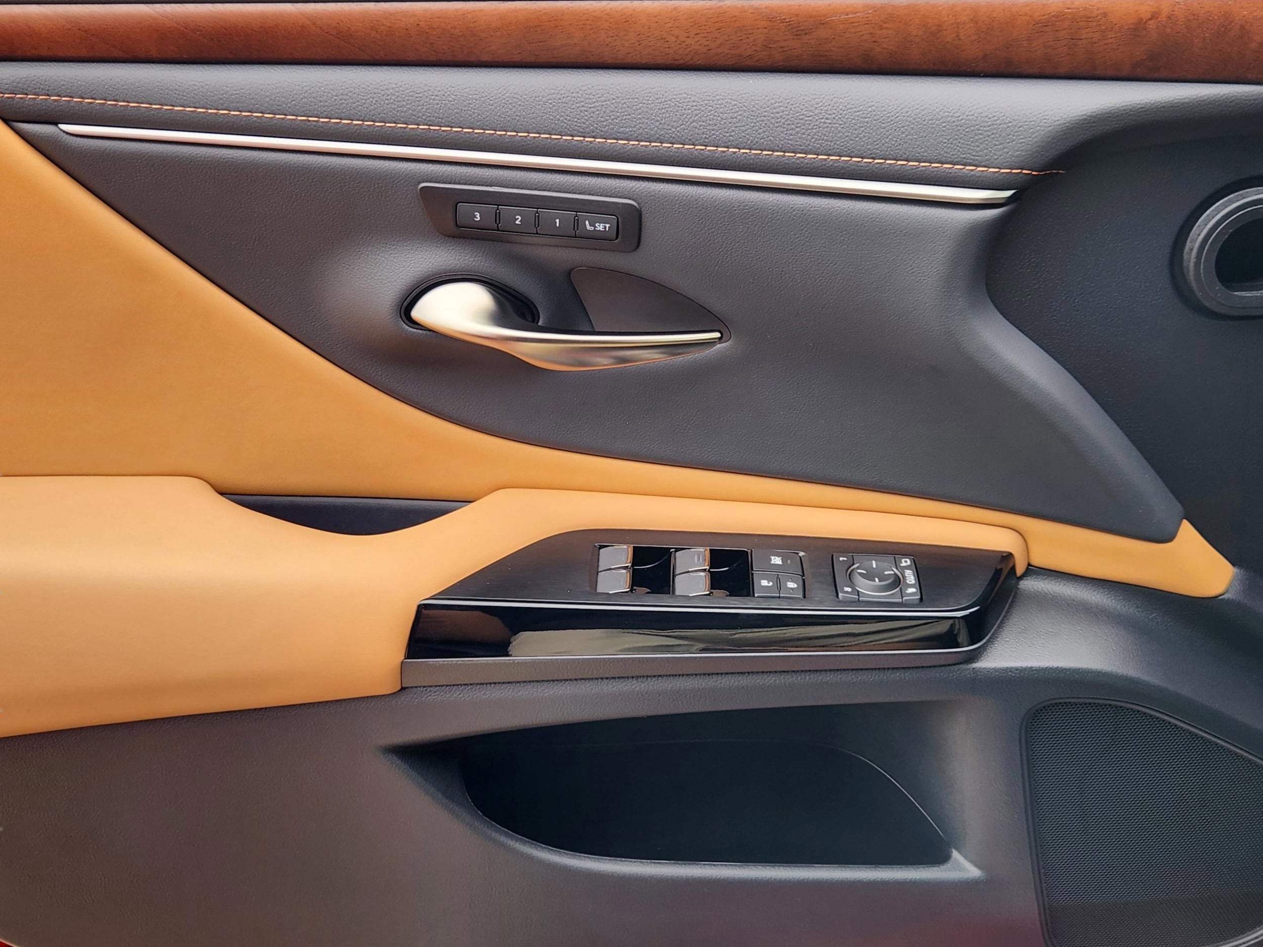 2025 Lexus ES 350 - Photo 17