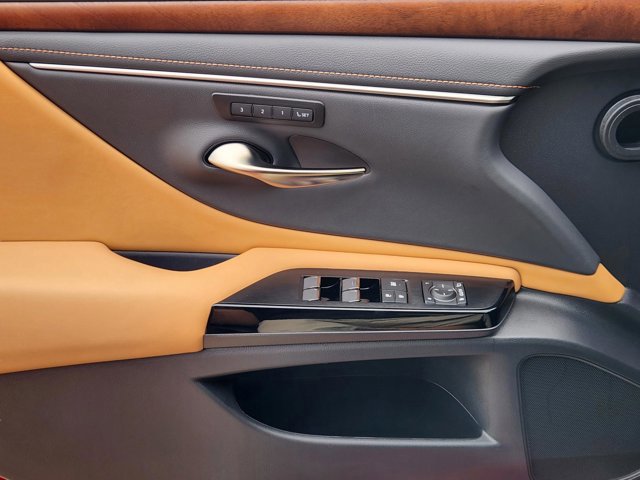 2025 Lexus ES 350 - Photo 17