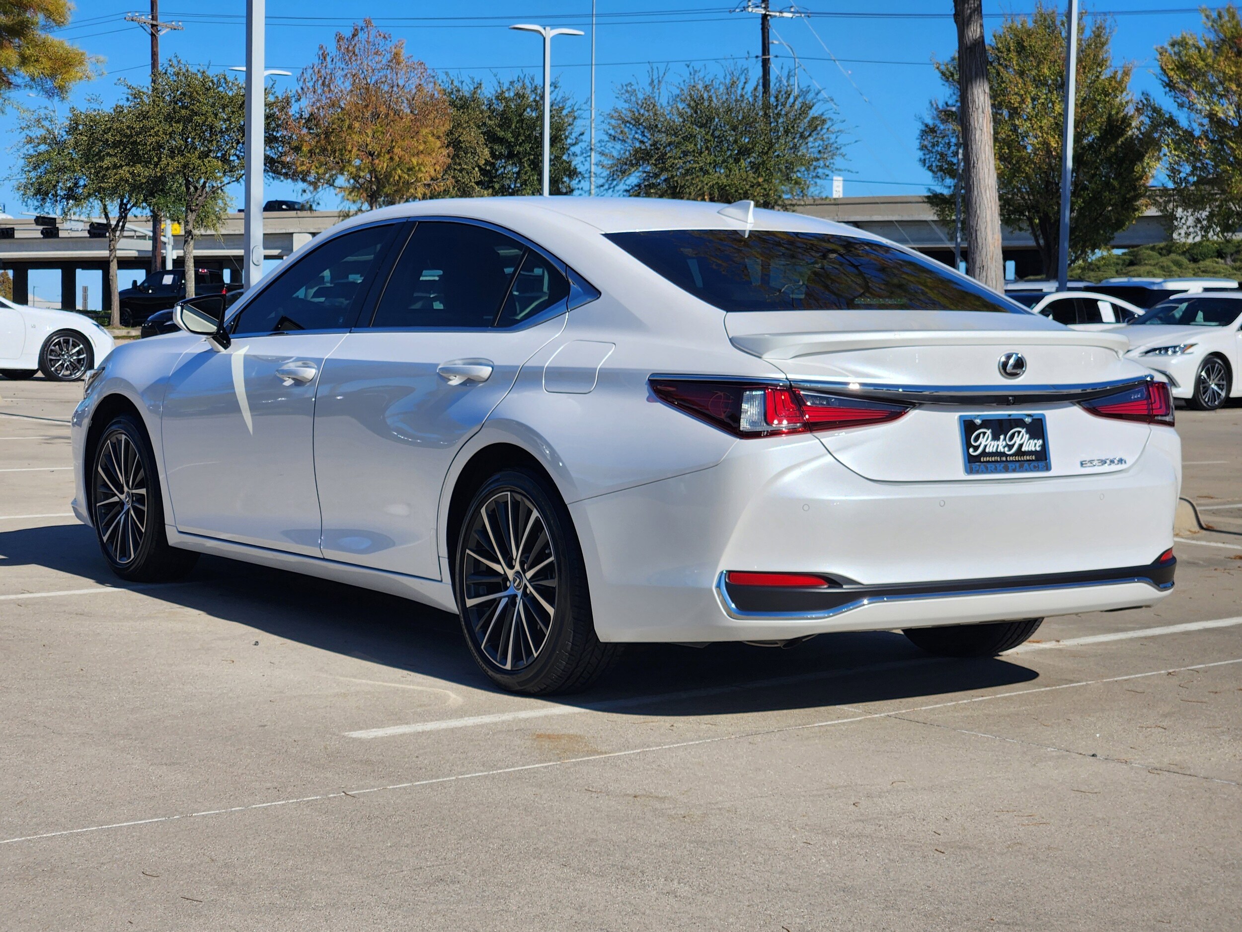 2025 Lexus ES 300h Premium photo 4