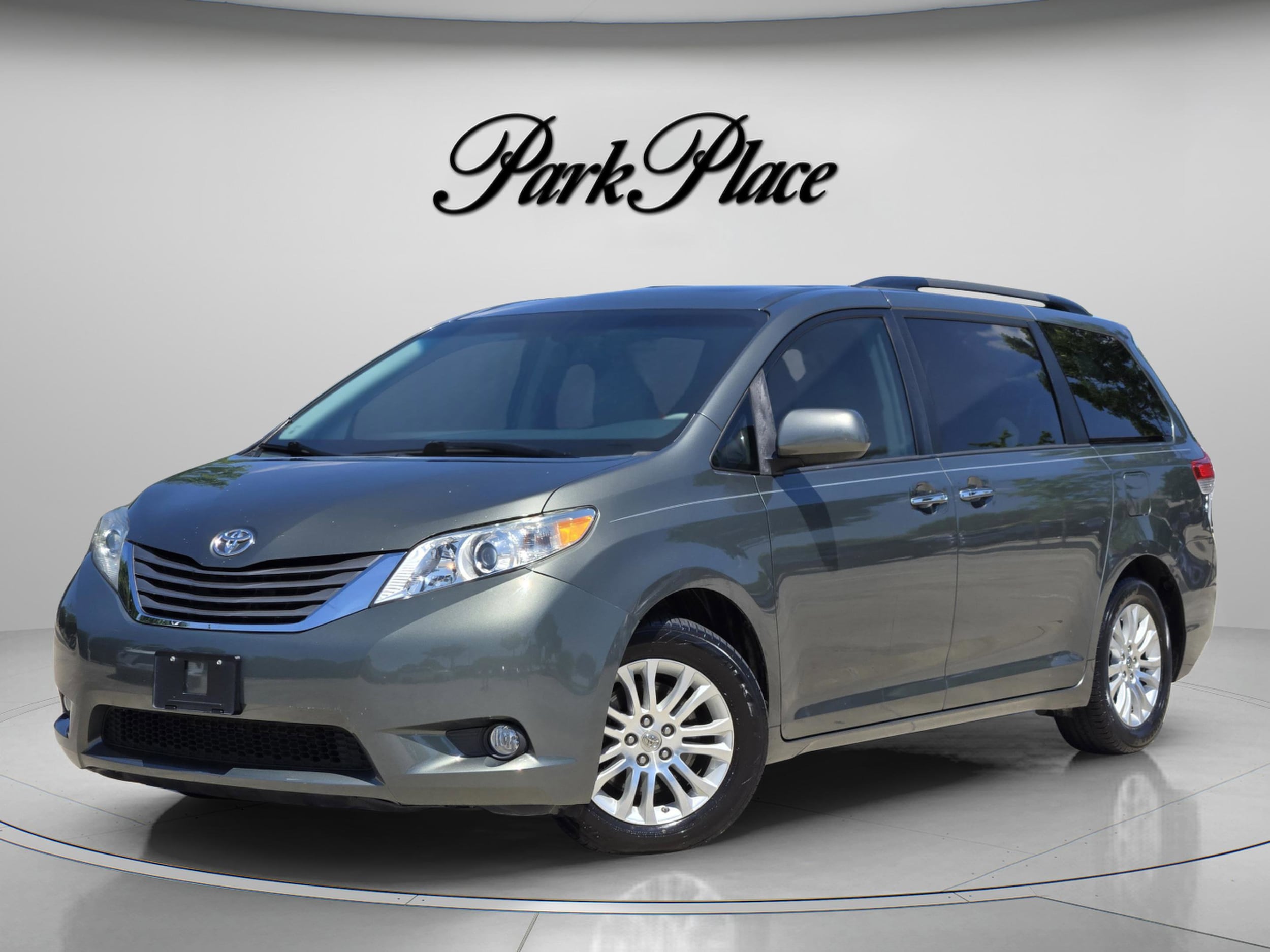 2012 Toyota Sienna XLE V6 7-Passenger Access Seat's photo