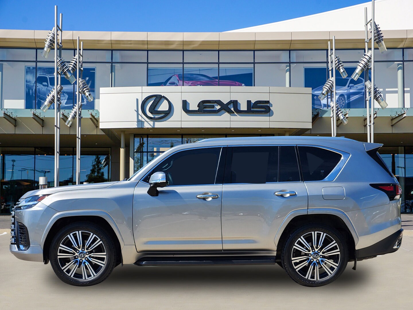 2024 Lexus LX 600 Luxury photo 2