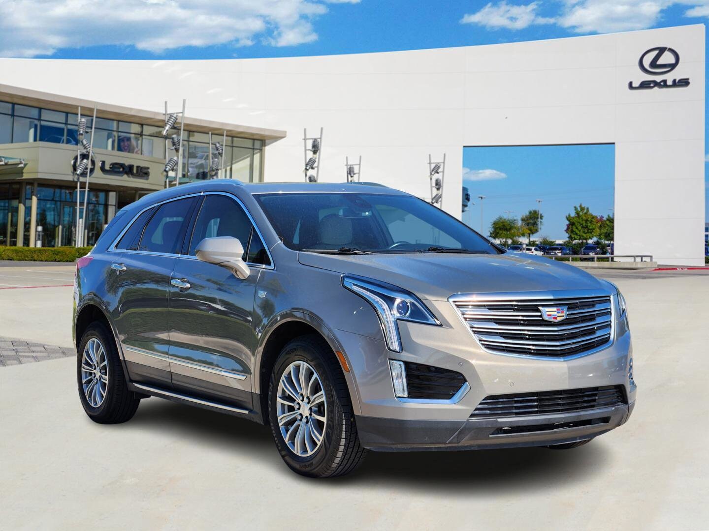 2018 Cadillac XT5 Luxury photo 2