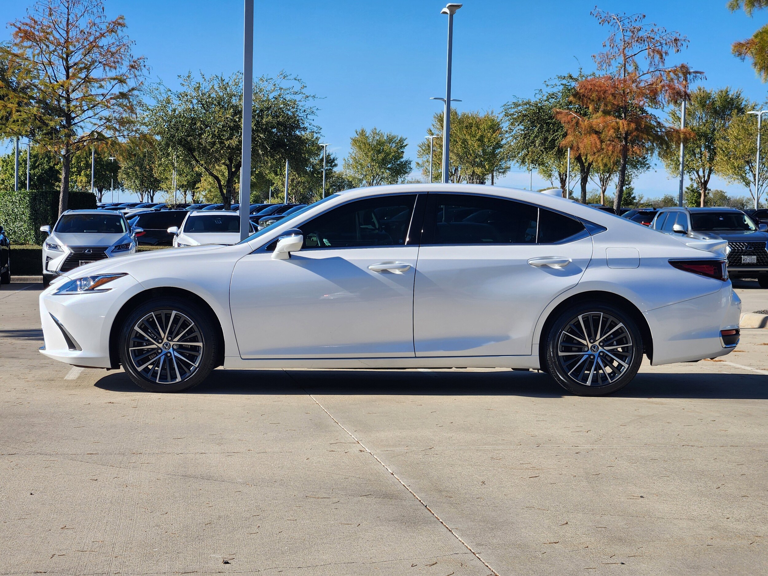 2025 Lexus ES 300h Premium photo 3