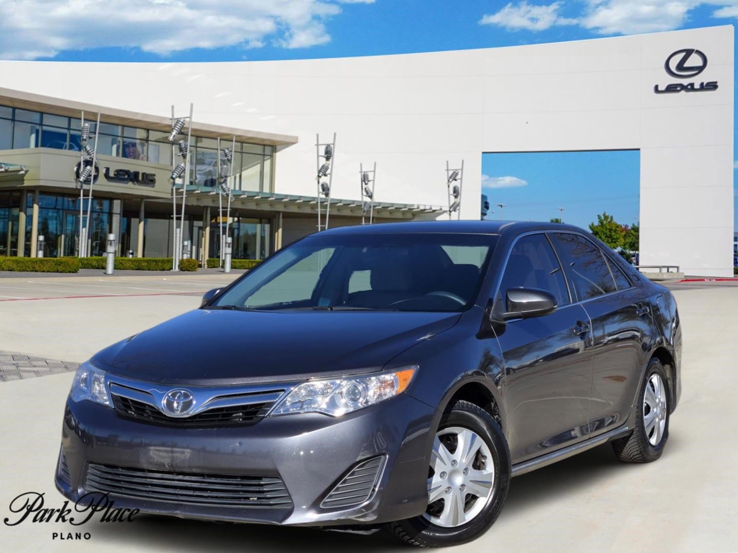 2014 Toyota Camry LE's photo