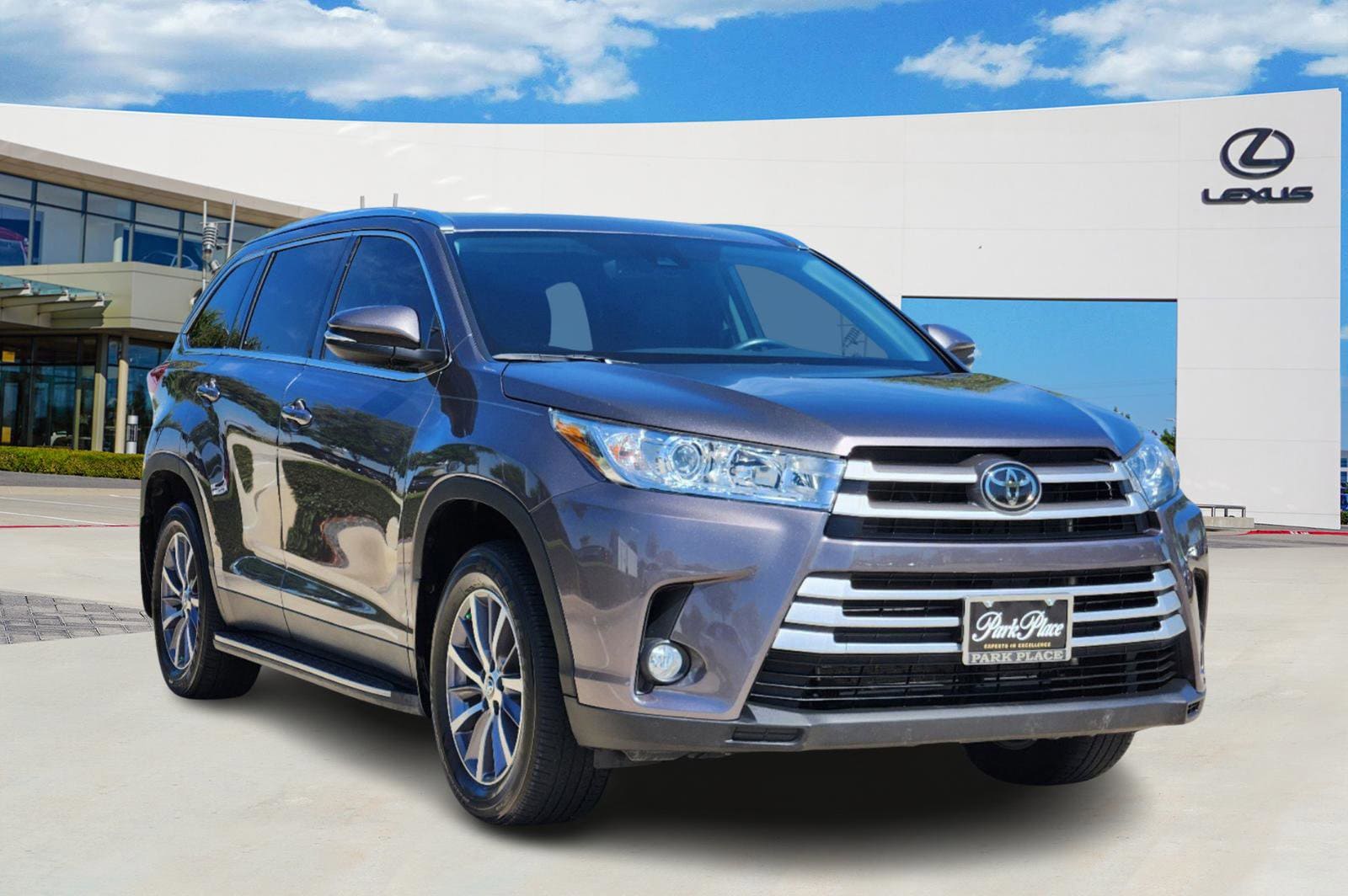 Used 2019 Toyota Highlander XLE with VIN 5TDJZRFH8KS576608 for sale in Plano, TX