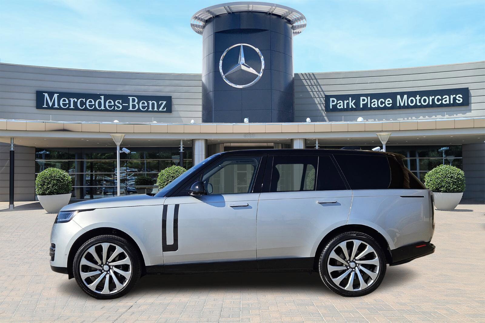 2023 Land Rover Range Rover SE photo 3