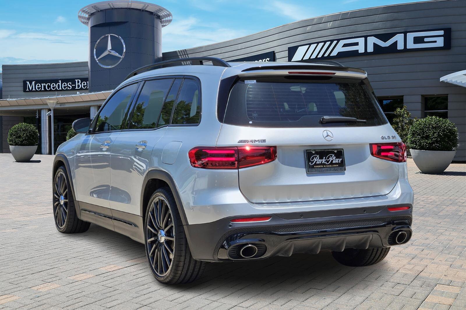2024 Mercedes Benz GLB 35 AMG photo 2